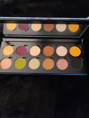 Lunar Beauty 12 Days Of Lunar Eyeshadow Palette